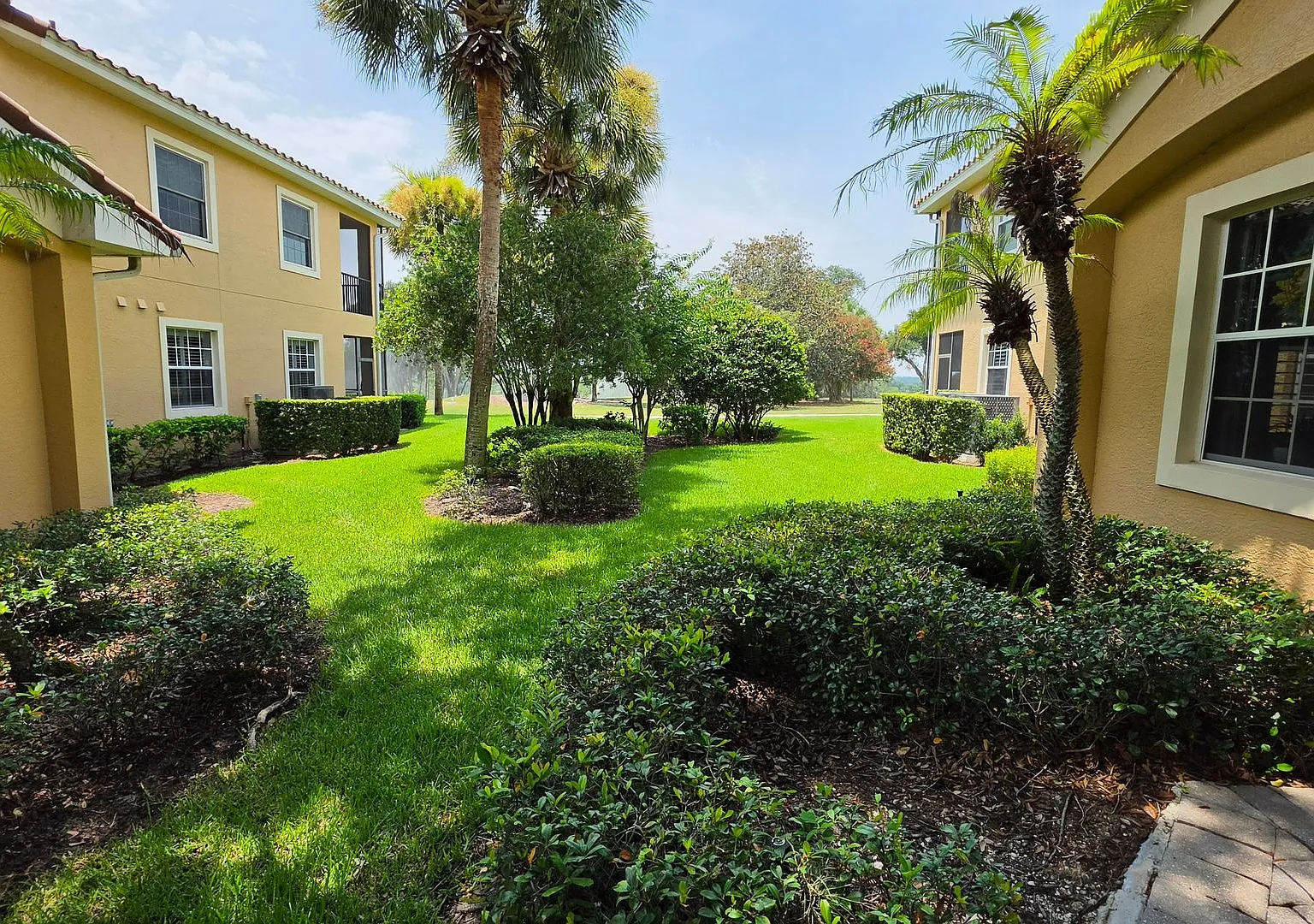 3 bedroom 3 bathroom 2 car garage townhome in Mission Inn. — Photo 3