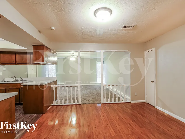 4415 Akard St — Photo 4