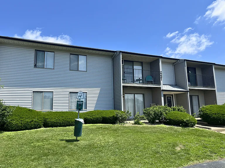Hollow Hills Apartments — Photo 12