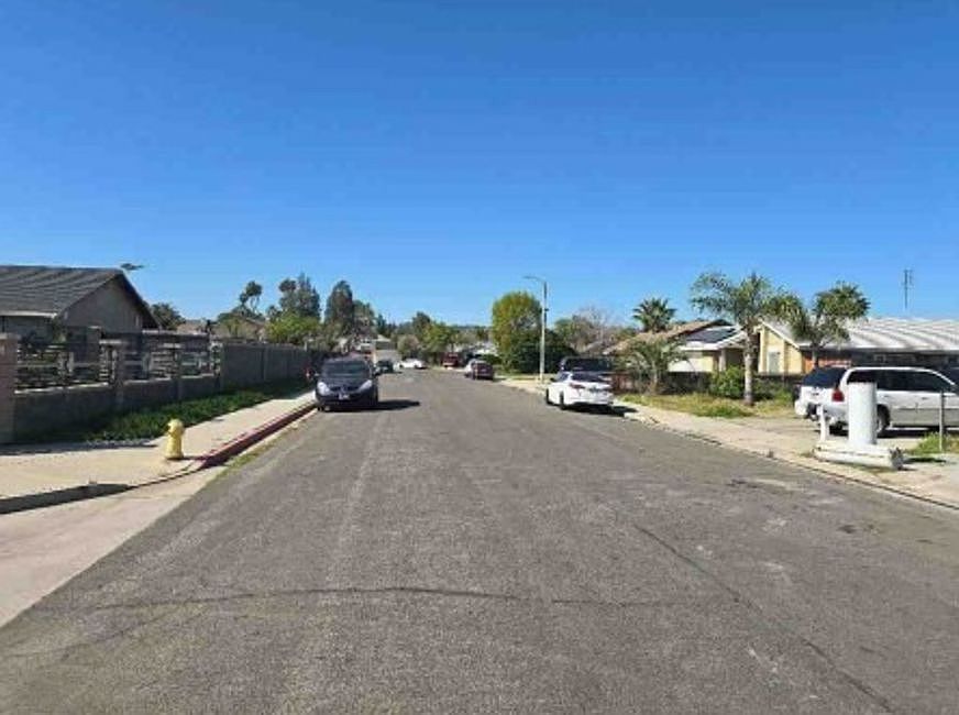Exterior Neighborhood (street photo)