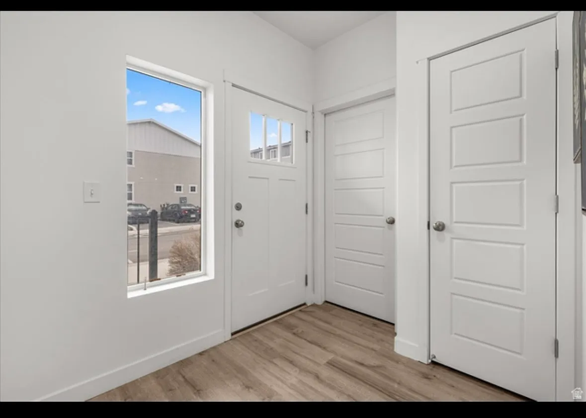 3 bed, 2.5 bath, 1979 sqft, $2,975 — Photo 3