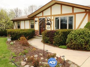 2619 W Marigold Ct, Mequon, WI 53092