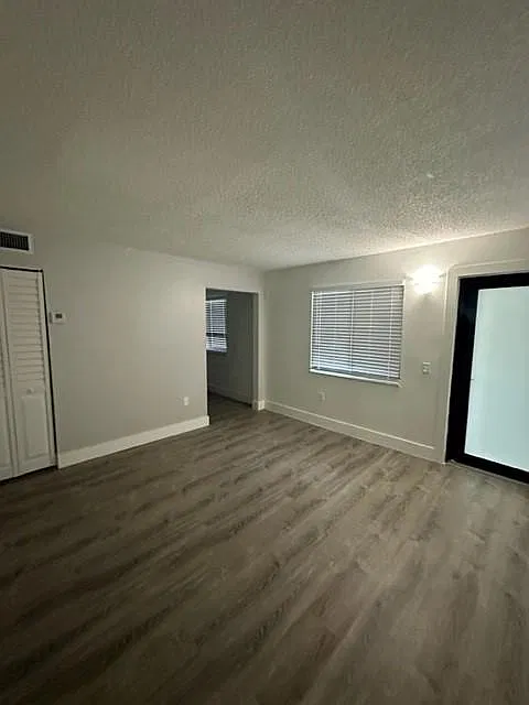529 SW 4th St — Photo 3