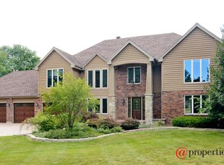 300 Poteet Ave, Inverness, IL 60010