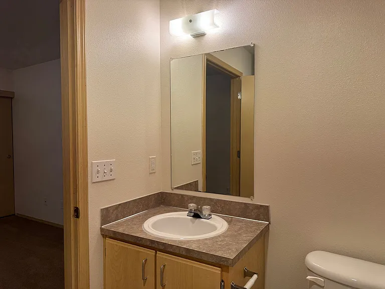 Quiet 2-Bed 2-Bath Apartments Close to WOU with Beautiful Landscaping In-Unit Washer/Dryer — Photo 2
