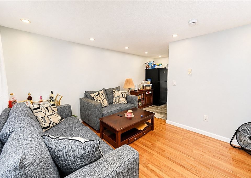 1st image of 994 Washington St APT 2