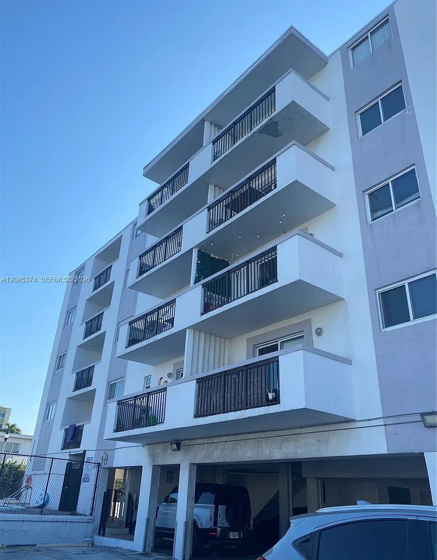 8101 Crespi Blvd — Photo 4