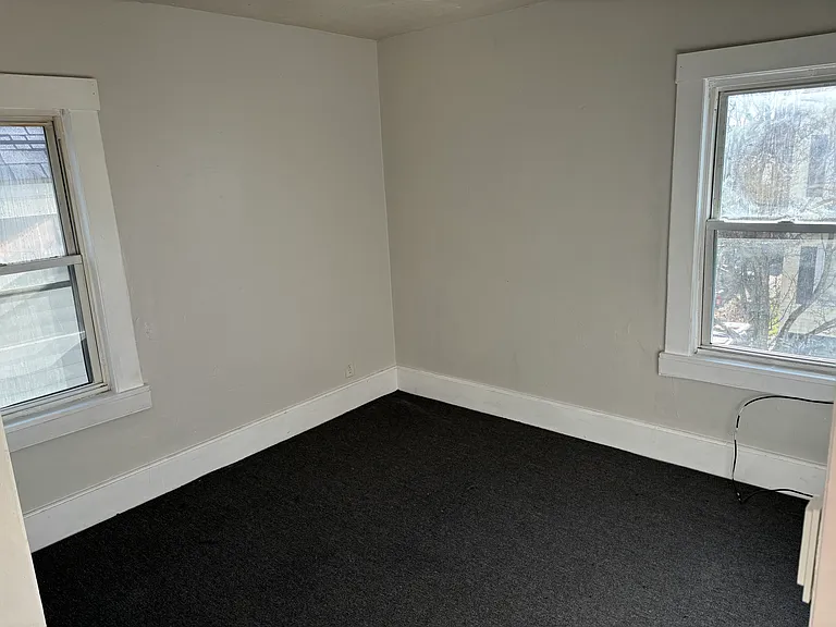 439-441 Rivet St 2E New Bedford Updated 2BR Near Shops, Parks & Major Routes — Photo 17