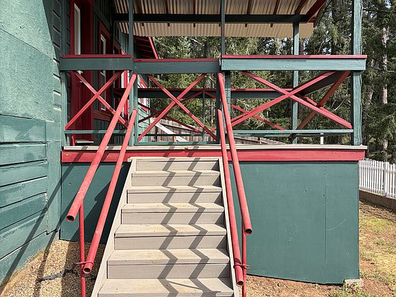 Steps to porch and front door