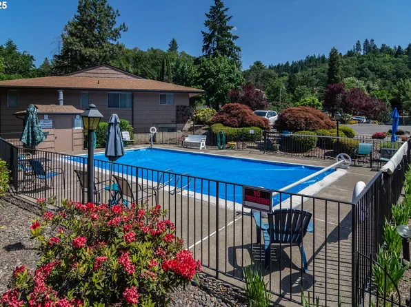 1392 SE Court Ave, Roseburg, OR 97470