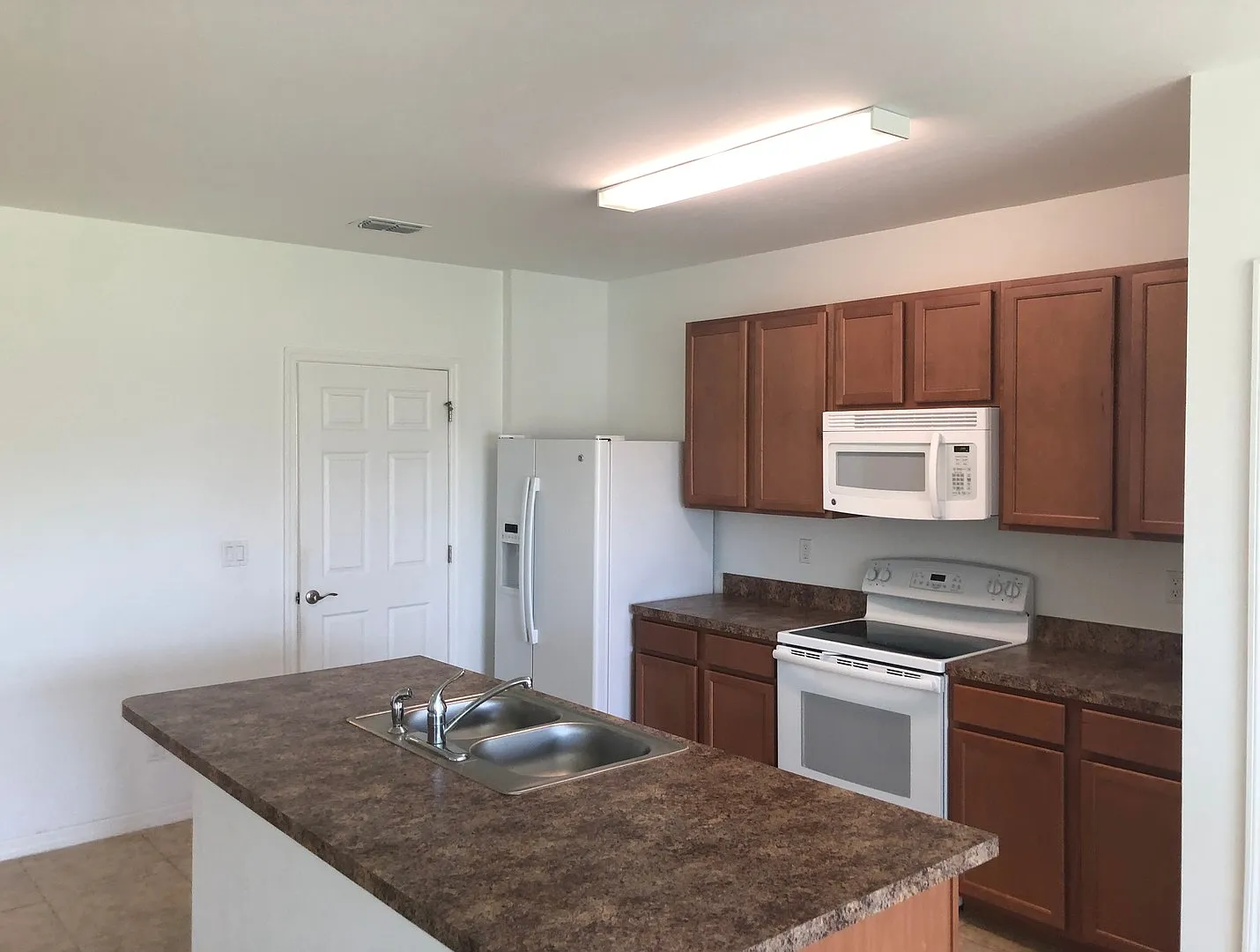 3 bedroom 2 bath single family home — Photo 4