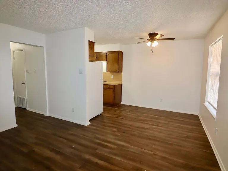 511 W Oak St #12 — Photo 6