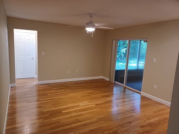 2nd image of 982 Oak Dr