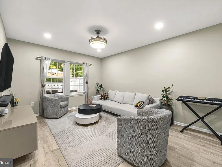 8 Henry Ct — Photo 3