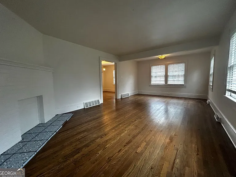 300 N College St — Photo 2
