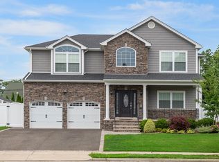 94 Syosset Cir, Syosset, NY 11791