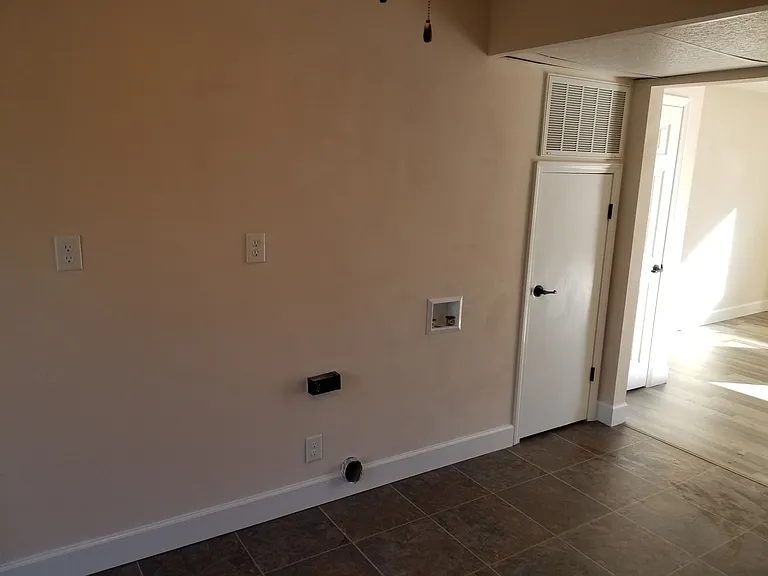405 Collinsville Rd — Photo 6