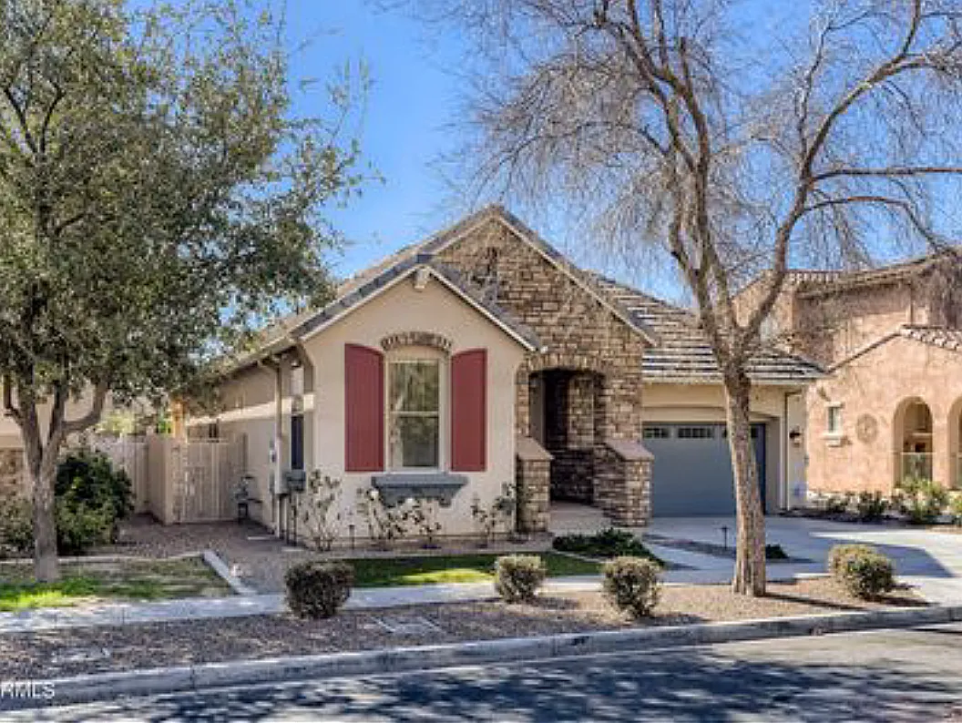 3 bed, 1353 sqft, $2,000 — Photo 2