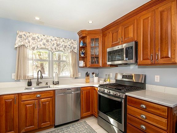 5th image of 16 Holly Ct
