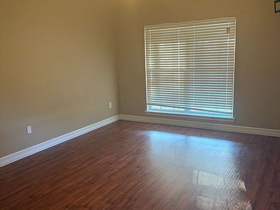 4th image of 23585 Southpoint Dr