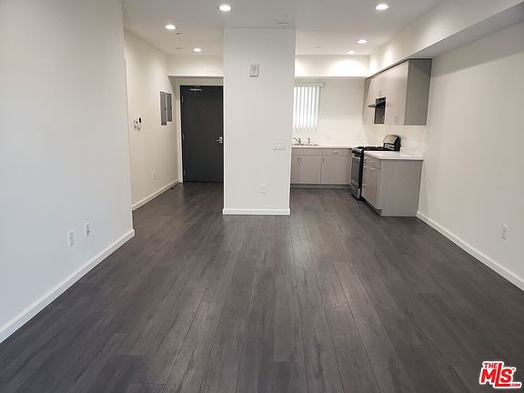 5th image of 3951 Ingraham St #402