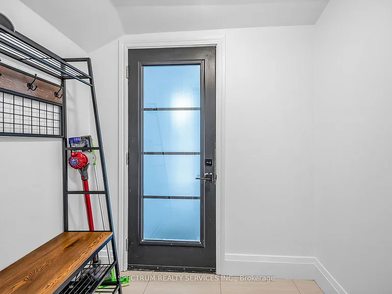 29 Raglan Ave — Photo 3