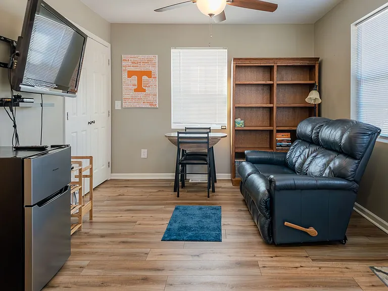 8805 Farmington Dr — Photo 12