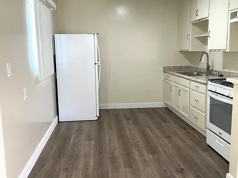 2638 Linden Ave #4 — Photo 4