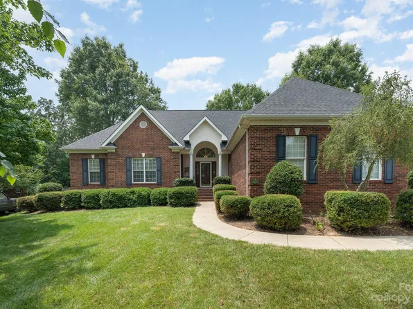 315 Hawksnest Ct, Matthews, NC 28104