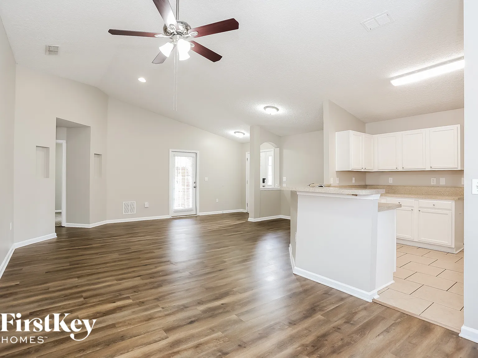 3 bed, 2.0 bath, 1382 sqft, $2,035 — Photo 4