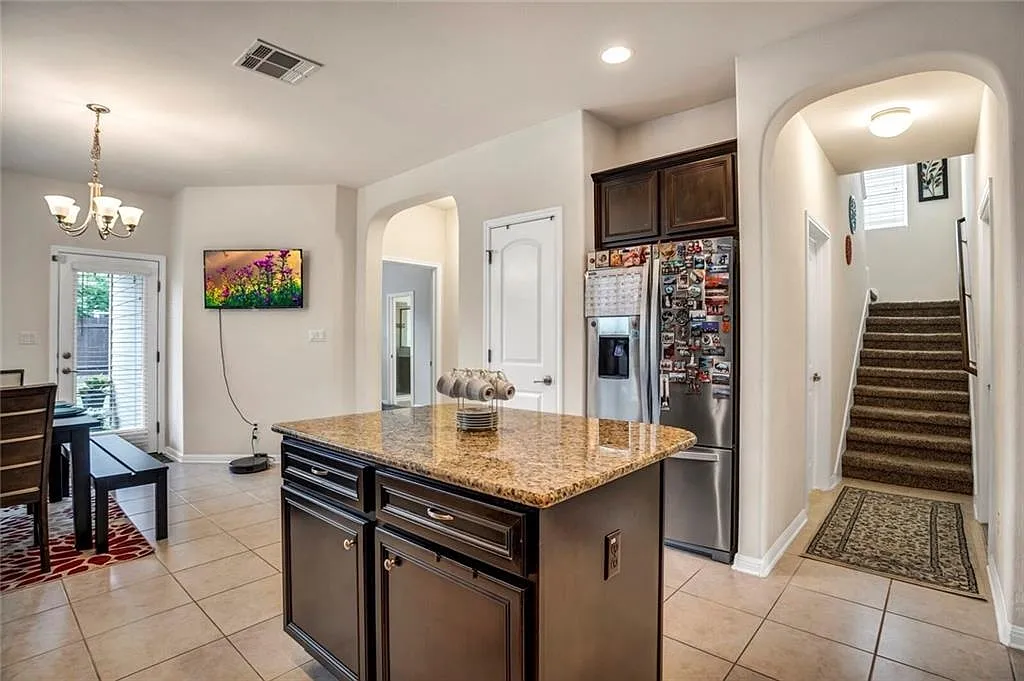 4 bed, 2474 sqft, $2,195 — Photo 4