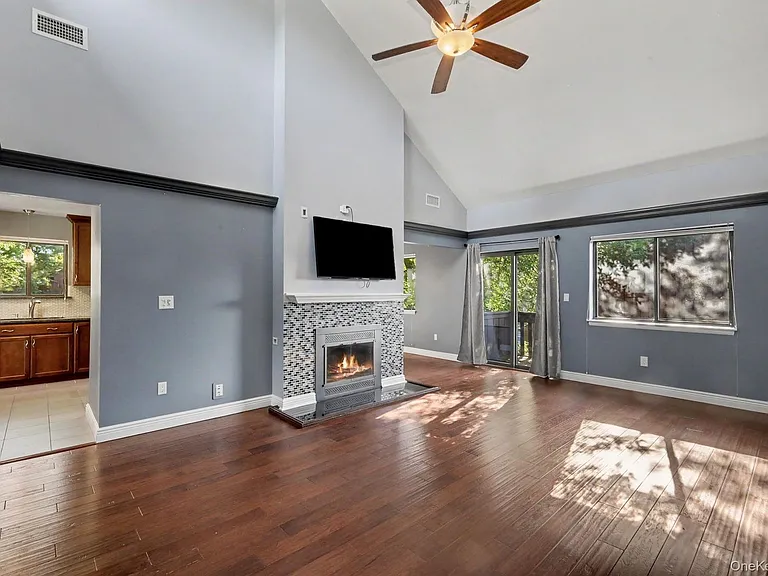 212 Old Farm Ln — Photo 4