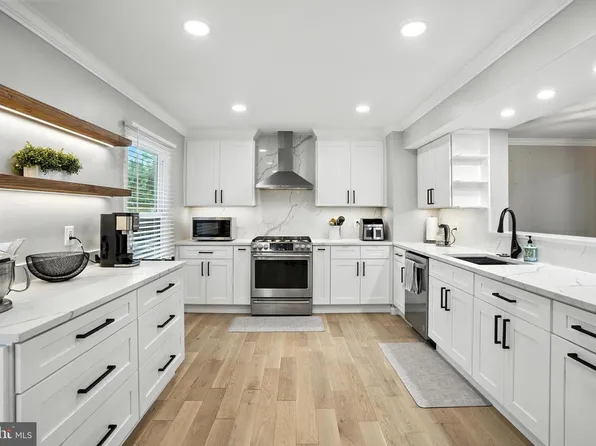 6586 Morning Meadow Dr, Alexandria, VA 22315