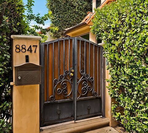 3rd image of 8847 Rosewood Ave