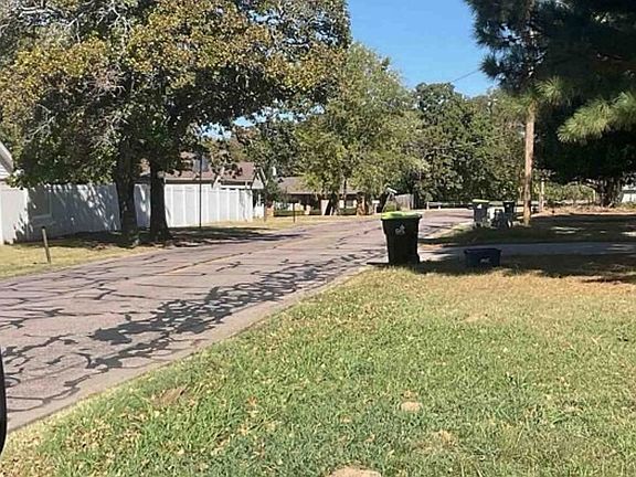 Exterior Neighborhood (street photo)