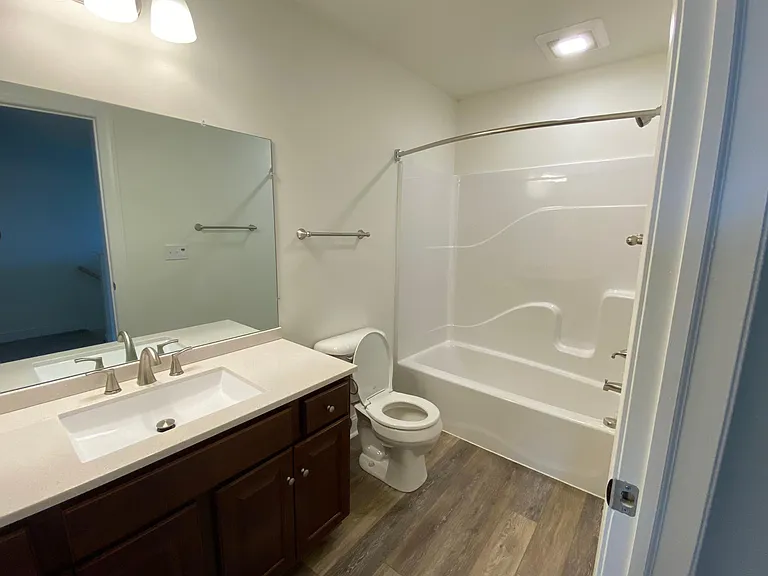 Upstairs Full Bathroom