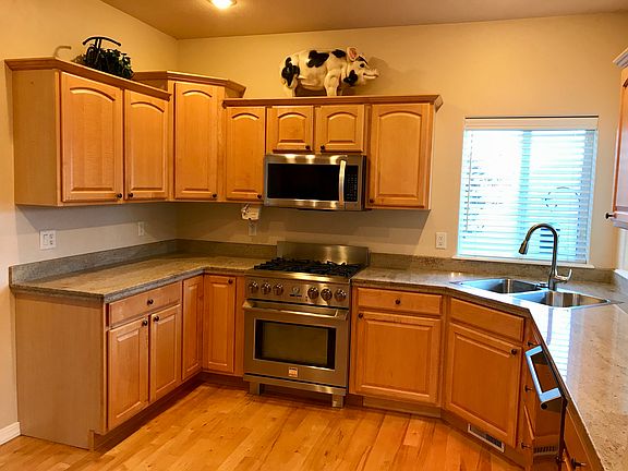 Kitchen w/Dual Fuel Range