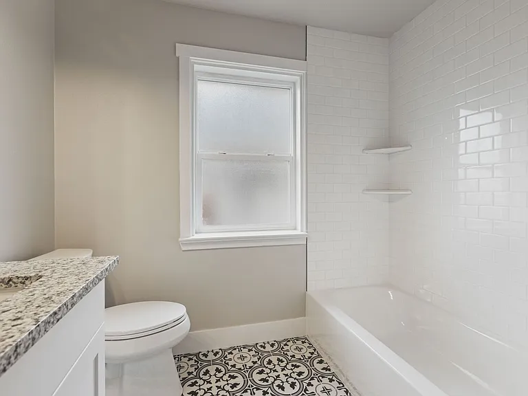 B345AG — Photo 32