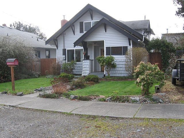 Front Exterior & Yard