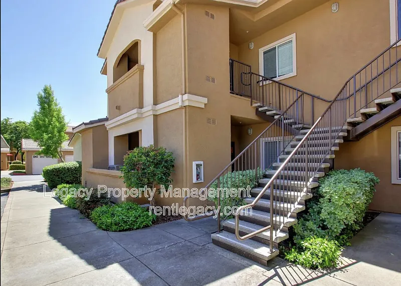 2 bed, 2.0 bath, 1016 sqft, $2,200 — Photo 1