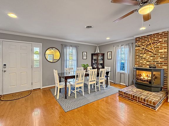 3rd image of 124 Tucker Cir