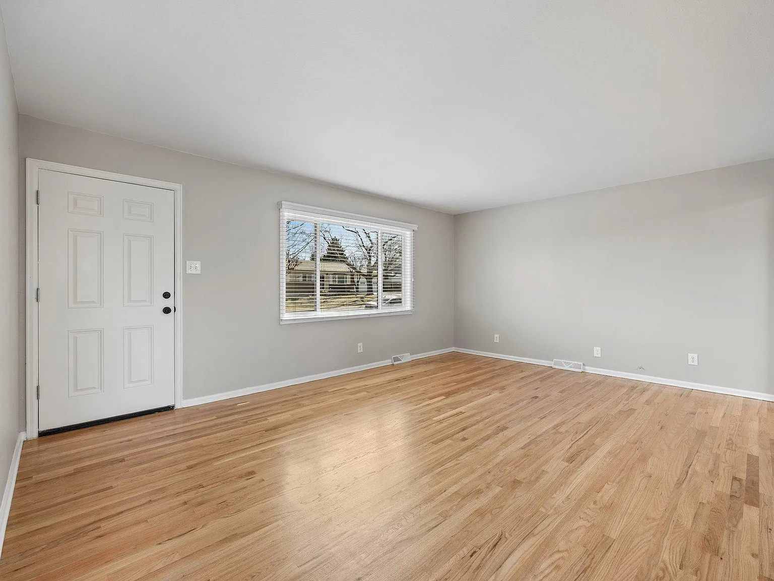 4 bed, 1998 sqft, $3,350 — Photo 3