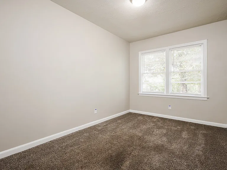 1484011_023_main_bedroom_13251642.jpg