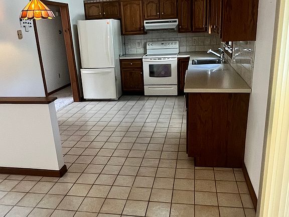 4th image of 24 Francesca Dr #25