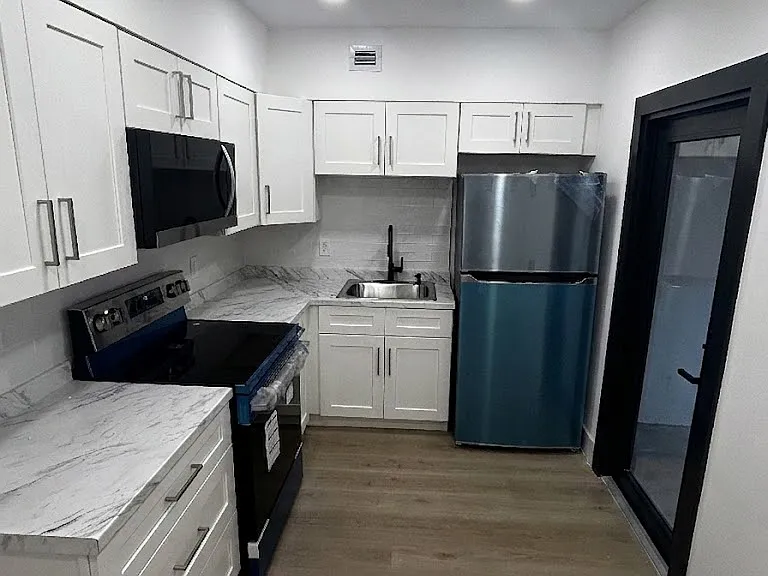 334 W 36th Ter — Photo 1