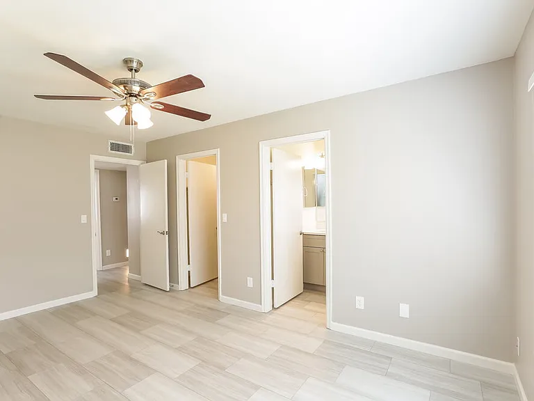1237 E Wickieup Ln — Photo 8