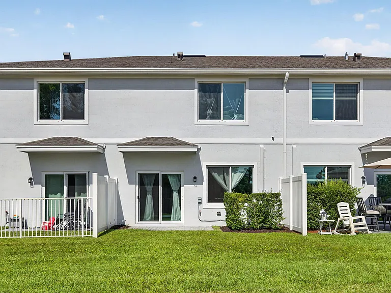 608 NE Waters Edge Ln — Photo 35