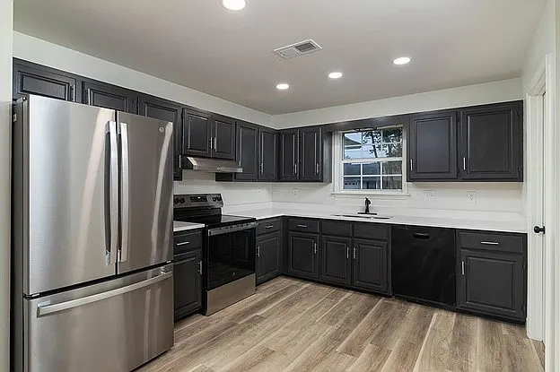 808 Deerfield Dr — Photo 3