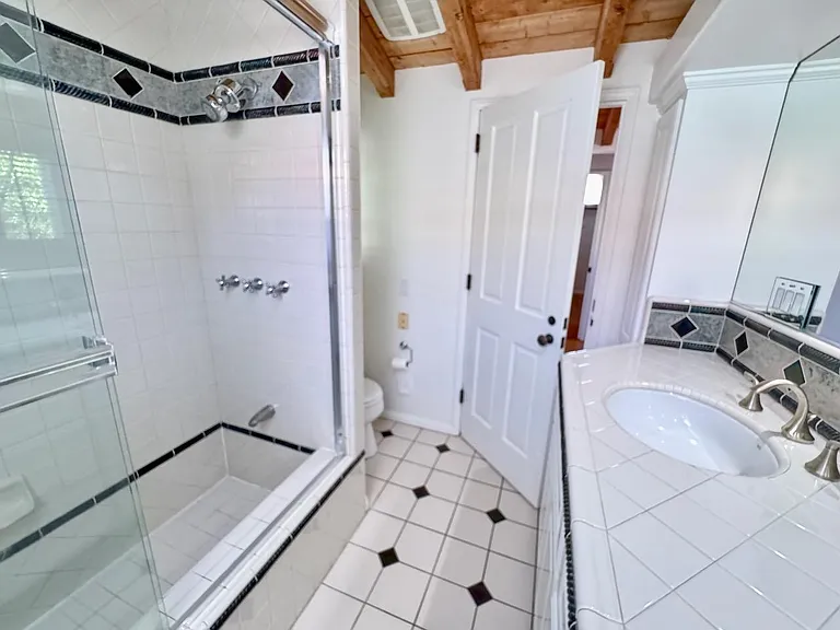 930 Skyline Dr — Photo 20