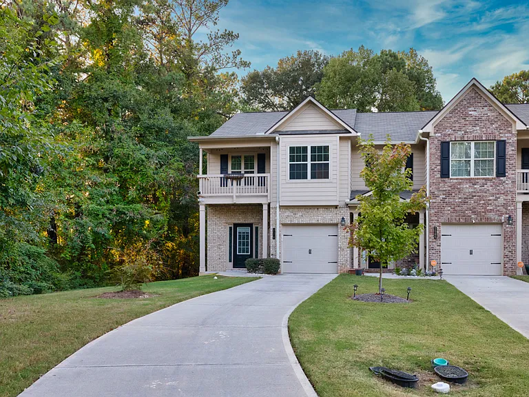 2570 Castellan Dr — Photo 7
